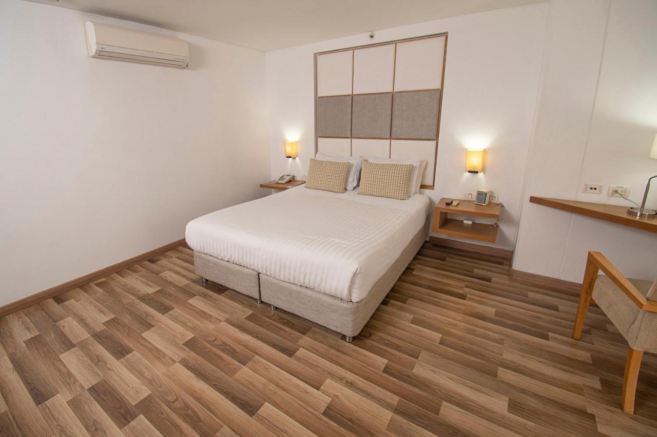 Hotel Cosmos Кали Екстериор снимка
