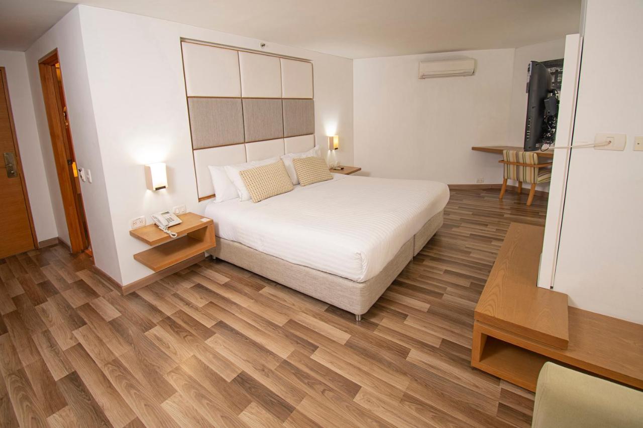 Hotel Cosmos Кали Екстериор снимка