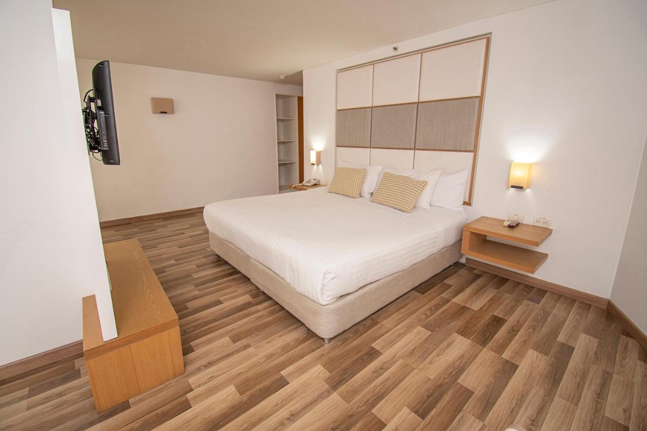 Hotel Cosmos Кали Екстериор снимка