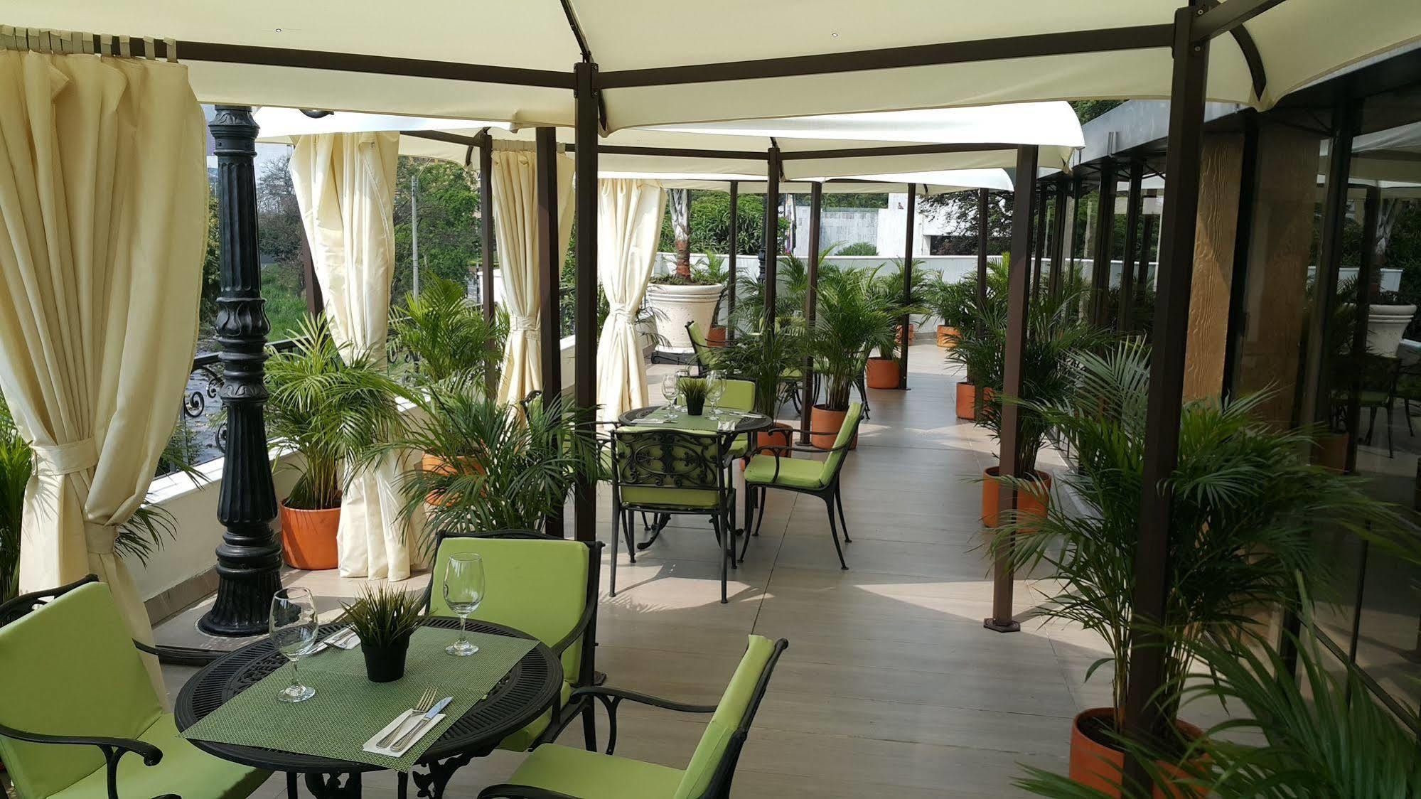 Hotel Cosmos Кали Екстериор снимка