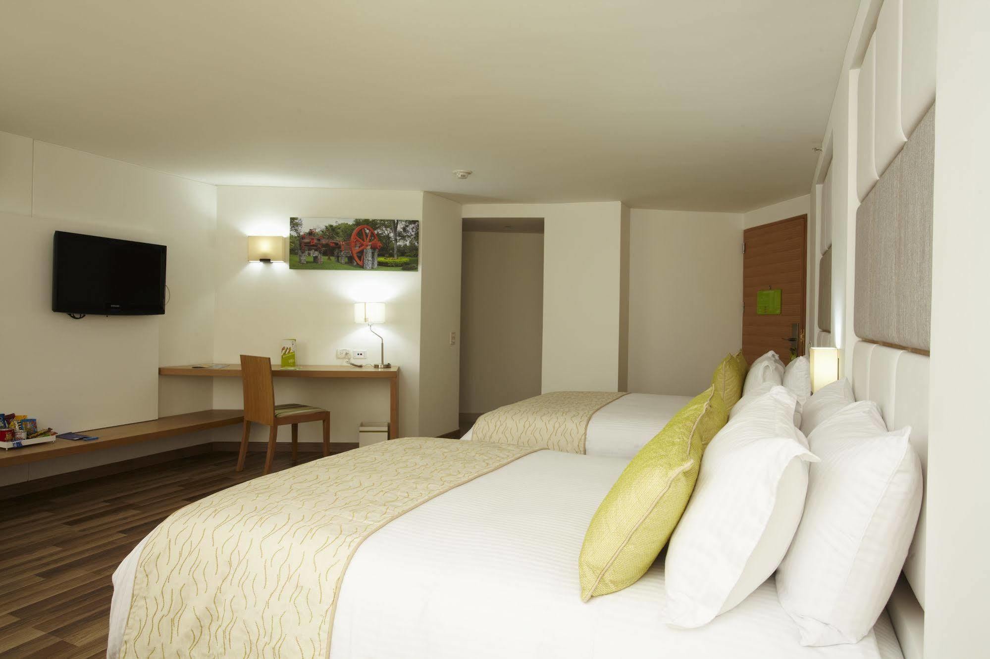 Hotel Cosmos Кали Екстериор снимка