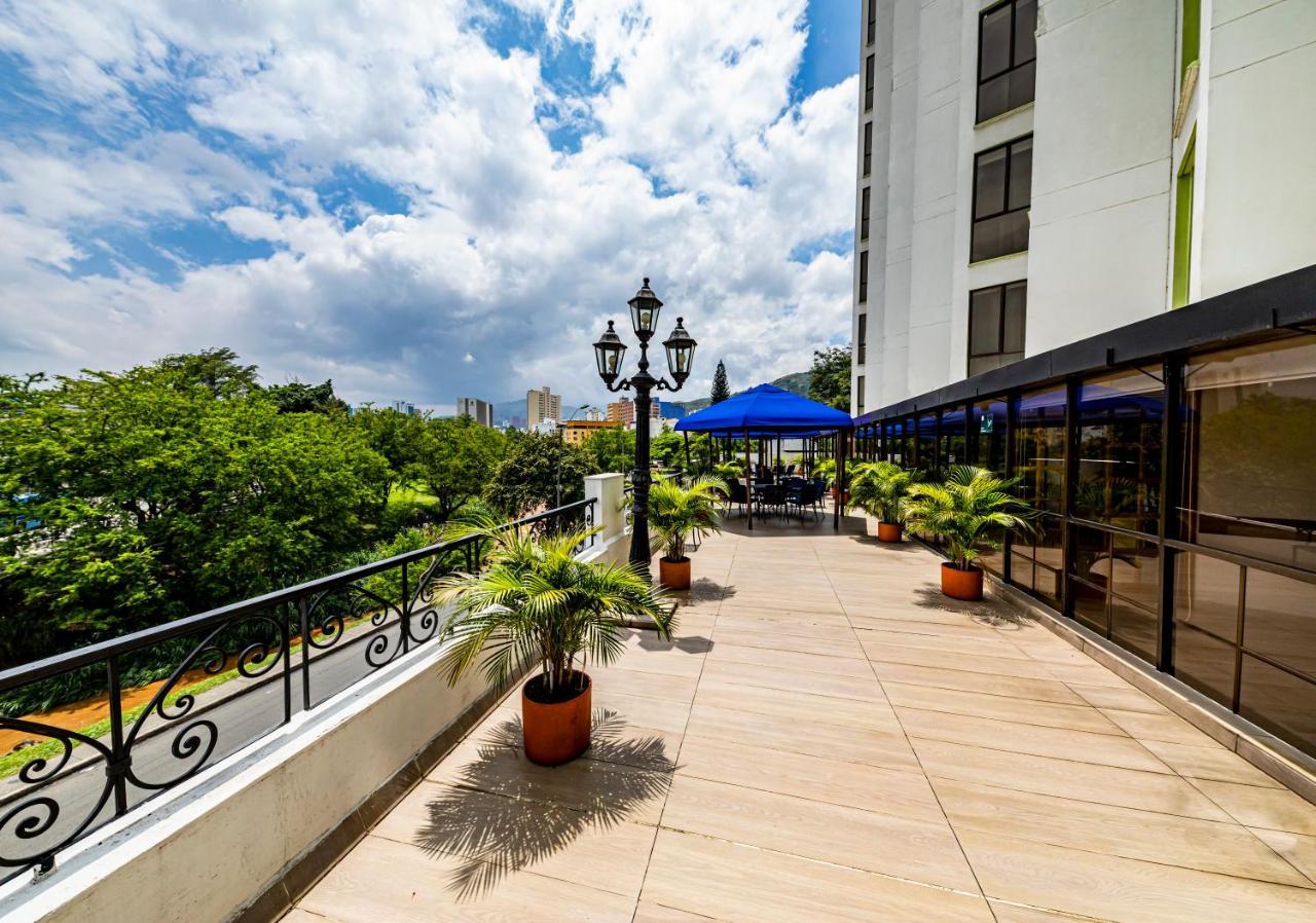 Hotel Cosmos Кали Екстериор снимка