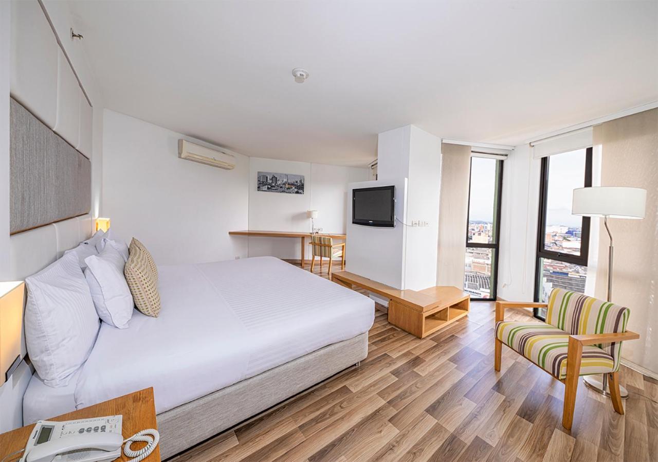 Hotel Cosmos Кали Екстериор снимка